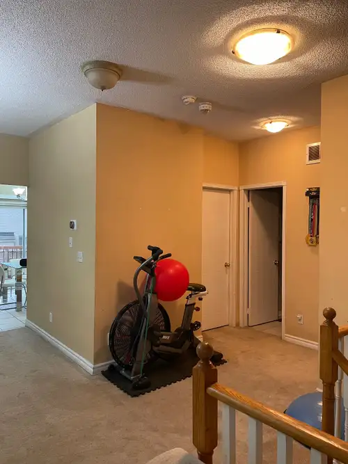 Beautiful bungalow with huge 11ft ceilings for rent in great neighborhood in Mississauga close to sc...