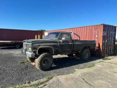 This rugged GMC C/K Pickup 1500 is a classic workhorse built for tough terrain, featuring a lifted s...