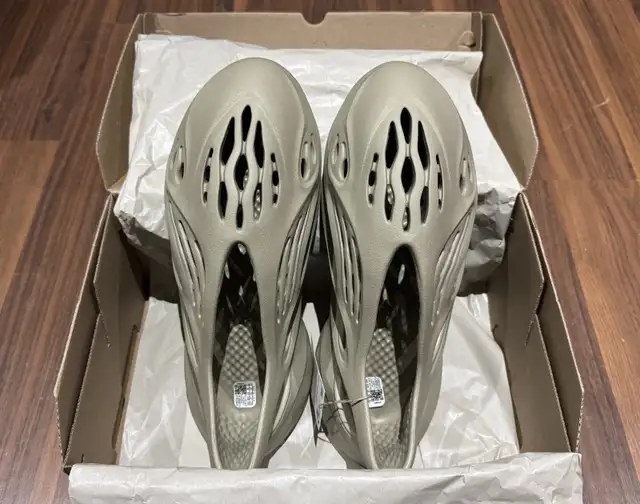 Yeezy Foam Runner ‘Stone Salt’ Men Size 12 in Men's Shoes in Mississauga / Peel Region - Image 4