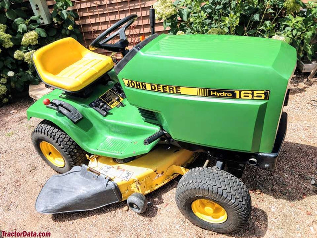 38" cut john Deere riding mower  in Lawnmowers & Leaf Blowers in Leamington