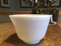 Bol Milk glass a bec verseur vintage