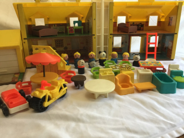 VINTAGE FISHER PRICE FAMILY PLAYHOUSE in Arts & Collectibles in Markham / York Region - Image 4