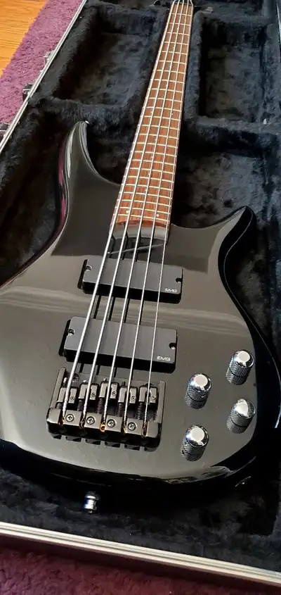 Super rad Japanese made 5 string 885 bass up for grabs ! Sadly this one has seen very little action...