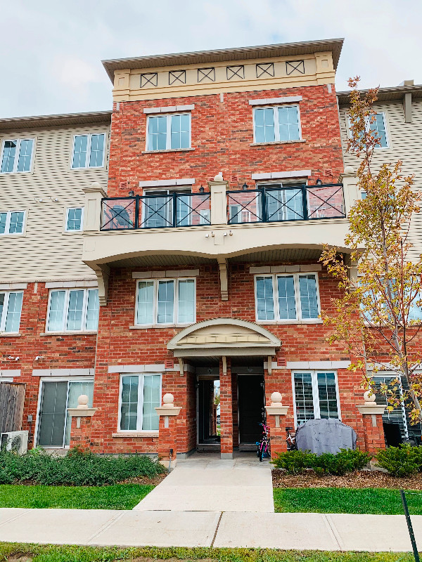Beautiful stacked townhome available for lease/Rent in Oakville in Long Term Rentals in Oakville / Halton Region