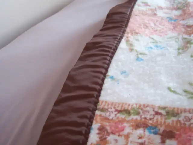 Fleece Blanket - Rose Floral- Vintage - Never used in Bedding in Ottawa - Image 4