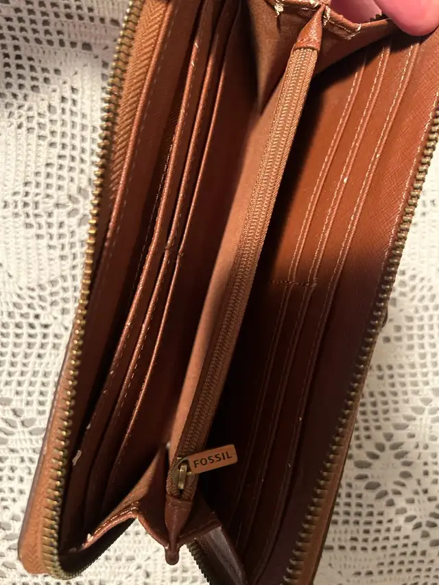 Fossil Wallet in Women's - Bags & Wallets in Calgary - Image 3