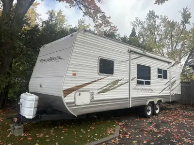 2008 Pinecreek camper by Hy-line. 26ft with twin bunks, with living room/dining room slide out. A pu...
