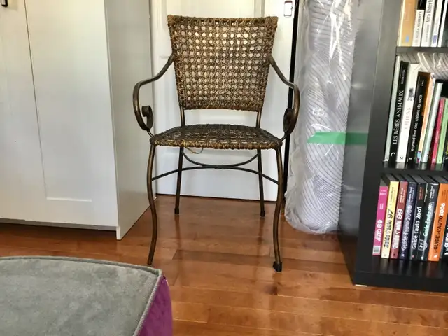 Lit pliant, chaises, miroirs in Beds & Mattresses in City of Montréal - Image 3