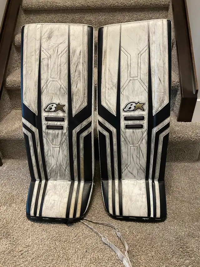 Brian's Optik X3 Goalie Pads 30+1” in Hockey in Calgary - Image 2