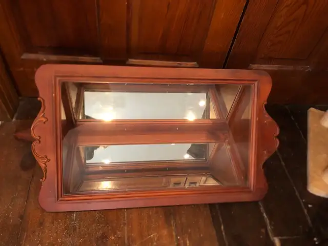 Vtg Wroxeter Wood Products Glass Front Corner Cabinet in Bookcases & Shelving Units in Kitchener / Waterloo - Image 2