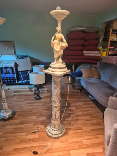 Lampe en marbre de 6 pieds avec sculpture, View more