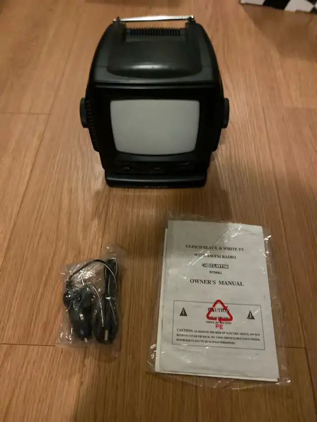 Curtis Portable Black & White TV in TVs in City of Halifax - Image 4