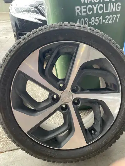 Next to new top of the line Michelin cross climate tires on 19” rins . 245/45 r19. Came off of a Hyu...