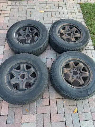 Michelin X-ICE Snow SUV (SKU: 32603) 245/70R17 110T (8/32” depth, DOT: 2022) 6-Spoke steel rims incl...