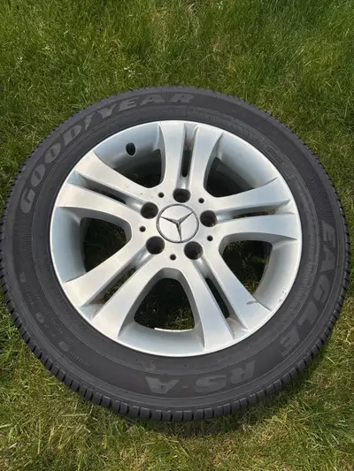 J'offre 4 roues d'origine Mercedes avec : 2 pneus Goodyear Eagle RS-A de dimension P205/55R16 89H ne...