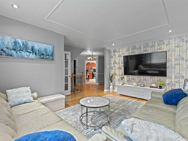 Grand 5 1/2 + sous-sol, stationnement et cours arrière inclus — photo 1