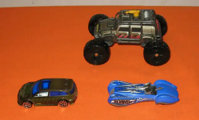 Hot Wheels Two + One 2009 Hasbro Toy in Toys & Games in Edmonton - Image 3