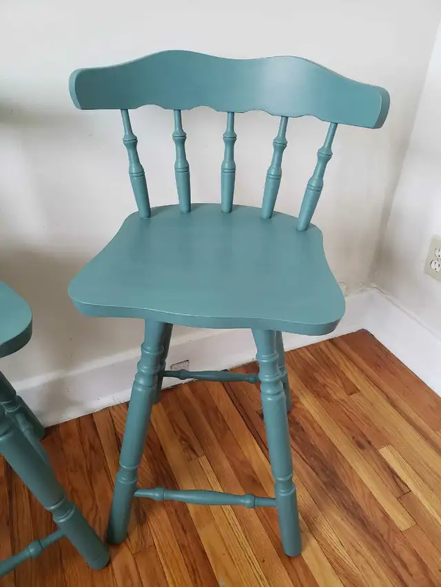 Gorgeous Refinished Solid Wood Aspen Valley Swivel Bar Stools in Chairs & Recliners in Kingston - Image 9