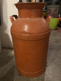 Vintage steel 10 gallon milk can w/lid
