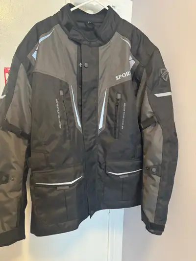 This is a Sporux motorcycle jacket in size XL, offering great protection and comfort for riders. Bei...