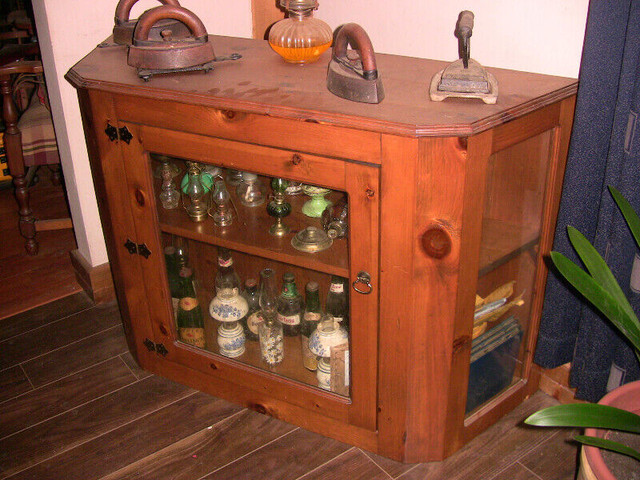 FOR SALE HAND MADE BEAUTIFUL PINE CABINET in Hutches & Display Cabinets in Belleville - Image 2