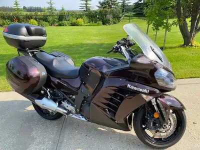 Bike comes with 2" handle bar risers Tech Spec Snake skin protection for tank and Hard bags 2 Fobs w...