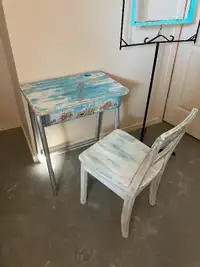 Bureau enfant et sa chaise.