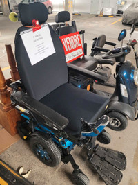 Chaise roulante électrique avec option élévateur