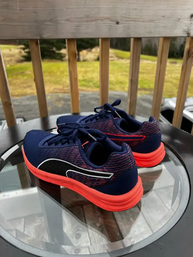 Puma Women's Navy & CoralRunning Shoes / Size 9 in Women's - Shoes in Cape Breton - Image 6