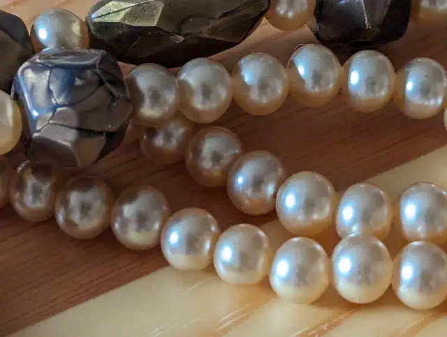Faux pearls necklace