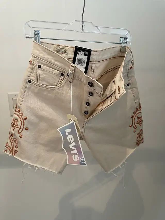 Levi’s Bermuda short size 28 in Women's - Tops & Outerwear in City of Toronto - Image 2