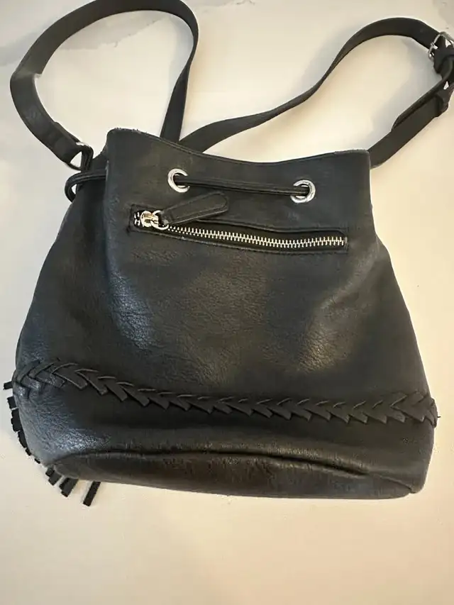 Forever 21 Drawstring Crossbody Bucket Bag in Women's - Bags & Wallets in Barrie - Image 3