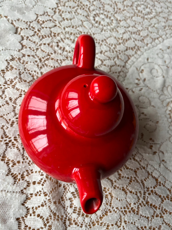 Red Ceramic HayHoe Flowerdale Tea Pot in Kitchen & Dining Wares in Ottawa - Image 4