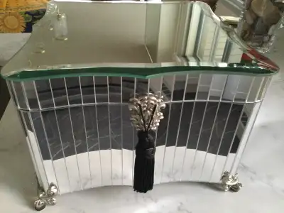 Coffret de rangement pour bijoux, accessoires à vin ou autres. Un plateau amovible permet de faire d...