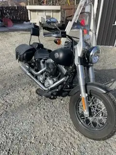 HD Softail Slim in excellent condition low low klm ,quick detach windshield, saddle bags and backres...