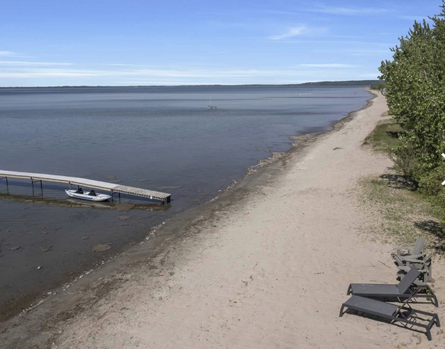 Lakefront 5 bed 3 bath home with sandy beach and shared dock Houses