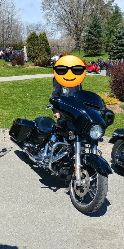 Cause maladie, devons vendre cette magnifique Harley Davidson Street Glide 2014, noire. Seulement 67...