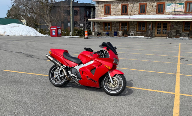 Honda VFR800 dans Routières sportives  à Ouest de l’Île