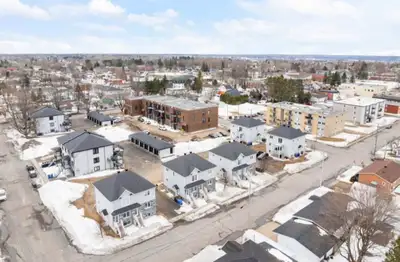 À LOUER – Beau 4 1/2 de style condo– Emplacement de choix dans le Faubourg St-Sauveur à Shawinigan!...