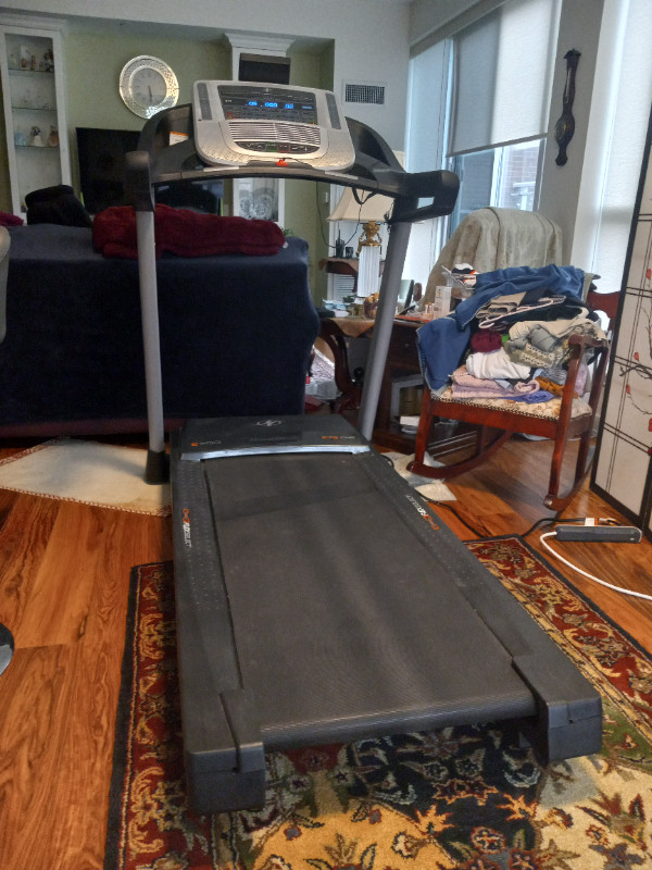 Treadmill NordicTrack Fold-up in Exercise Equipment in City of Toronto