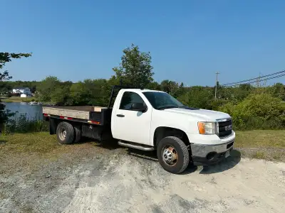 2011 gmc 3500Hd 2wd 11ft flat deck 6.0l gas New 1yr commercial mvi 225,000kms