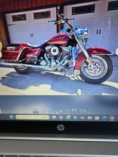 Comes with cruise control a solo seat and a 2 up seat. Removable tour pack and windshield. Heated ha...