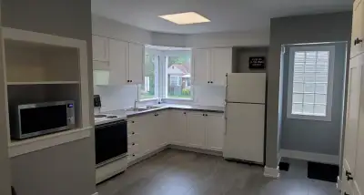 WALK TO MCMASTER (7 MIN) - RENOVATED (ALL FEMALE HOUSE) - 1 CLEAN STUDENT ROOM AVAILABLE - FOR THE S...