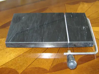 Tranche à fromage en marbre noir avec couteau en fil d'acier ., View more