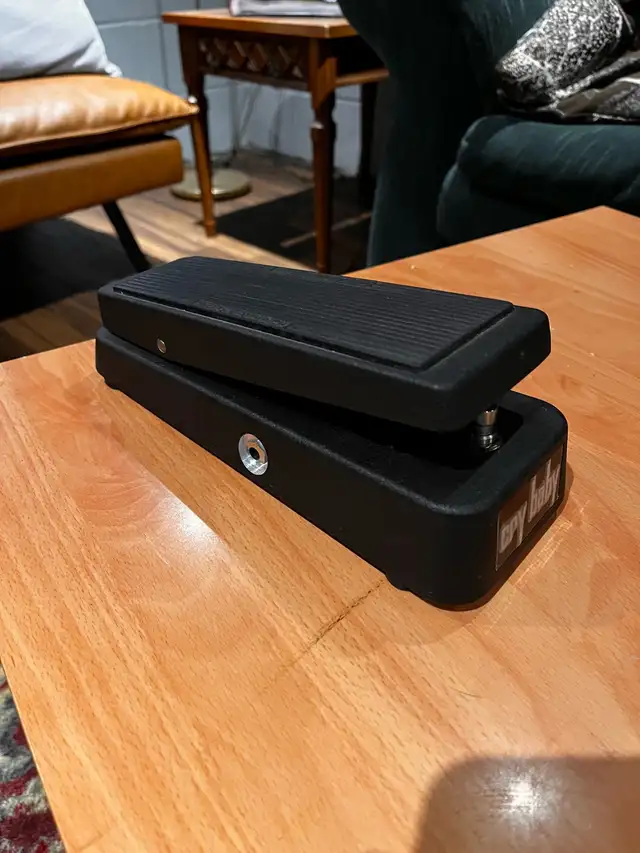 Cry Baby wah pedal in Amps & Pedals in Kawartha Lakes - Image 3