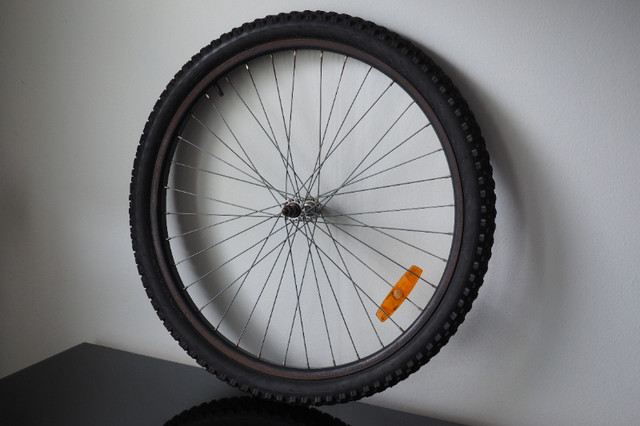 Roue de vélo avant - 26 pouces inch front bike wheel dans Châssis et pièces  à Ville de Montréal - Image 2