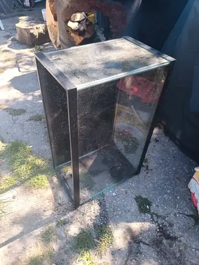 30 gallon aquarium. In good shape. Holds water. Needs a clean. Pickup Keele/401