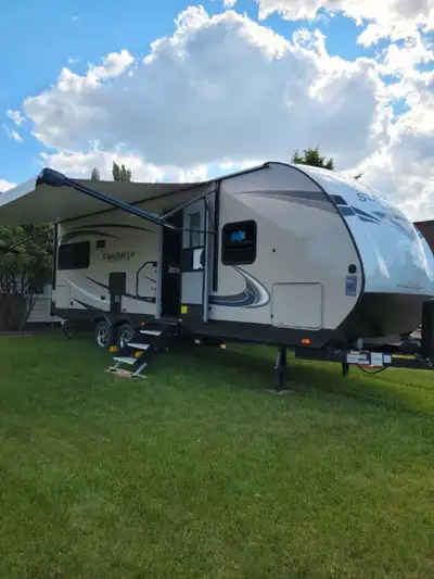 2021 Superlite Starcraft Travel Trailer 242 RL Bumper to Hitch 30FT Long.24'2" Rear living, Half-ton...
