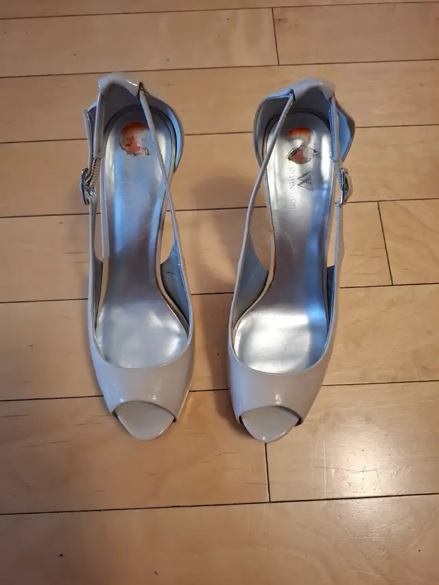 Women's beige leather shoes in Women's - Shoes in City of Montréal - Image 2