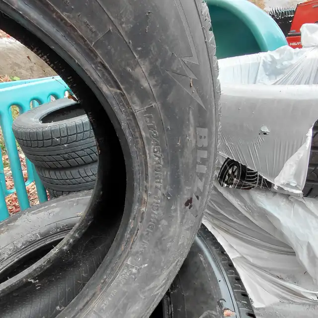 Pneus Hiver Bridgestone Blizzak LT245/70R17 in Tires & Rims in Laurentides - Image 4